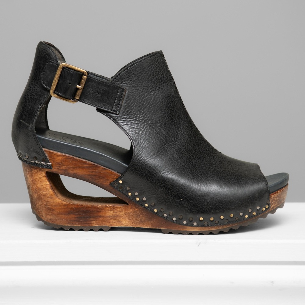 Dansko Sz 8.5 Sable Hand Crafted Cut Out Wood Wedge Black Leather Studded Sandal